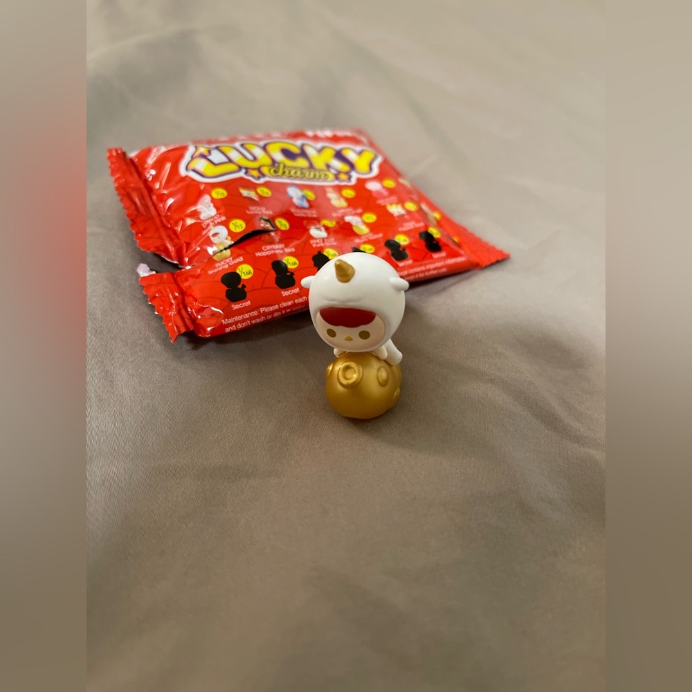 Pop mart lucky charm - pucky shining gold